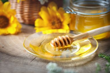 Ahşap bir masa üzerinde taze çiçek tatlım. Seçici odak.