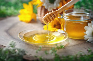 Ahşap bir masa üzerinde taze çiçek tatlım. Seçici odak.