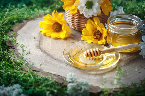 Μέλι λουλουδιών σε ένα ξύλινο τραπέζι. Επιλεκτική εστίαση. — Φωτογραφία Αρχείου