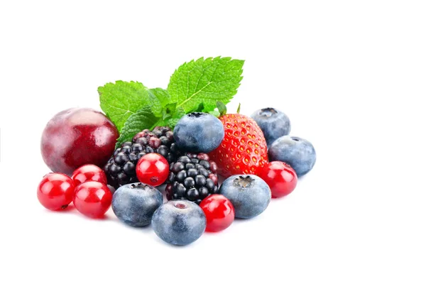 Un montón de bayas frescas sobre un fondo blanco. Fresas dulces maduras, moras, arándanos, grosellas, cerezas . — Foto de Stock