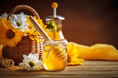 Lezzetli bal ve ahşap bir masaya çiçek taze polen. Seçici odak.