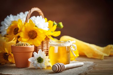 Lezzetli bal ve ahşap bir masaya çiçek taze polen. Seçici odak.