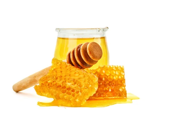 Banco con miel fresca y panal sobre fondo blanco . — Foto de Stock