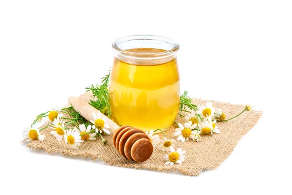Banco con miel fresca sobre un fondo blanco . — Foto de Stock