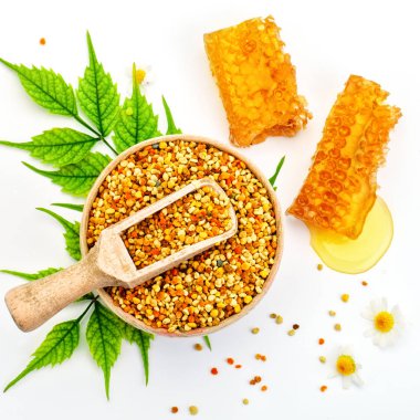 Taze petek ve polenleri beyaz bir arka plan üzerinde.