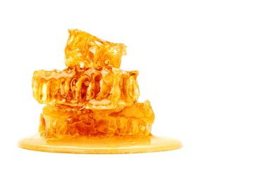 Beyaz bir arka plan üzerinde bal ile taze petek.