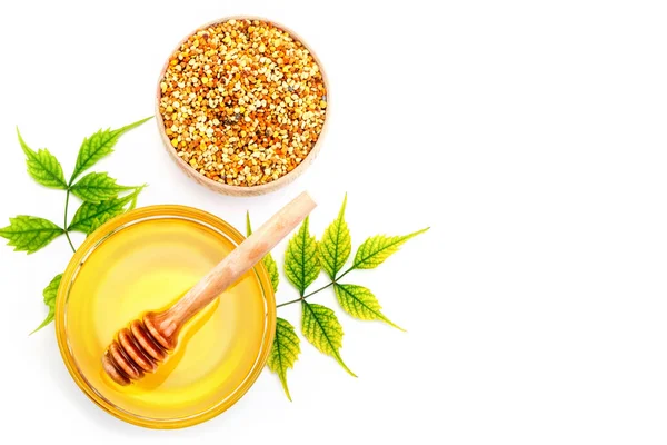 Taze bal ve polen beyaz zemin üzerine kavanoz.
