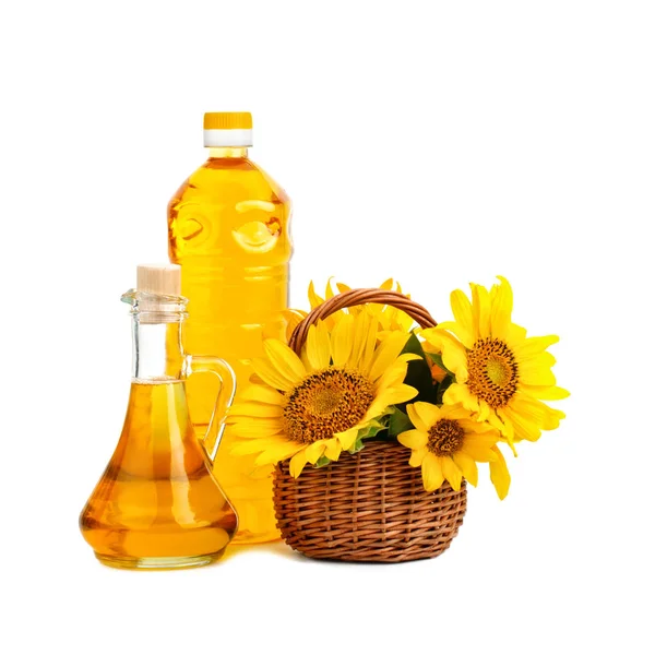 Hermosas flores de girasoles en una cesta rústica y aceite de girasol sobre un fondo blanco . —  Fotos de Stock