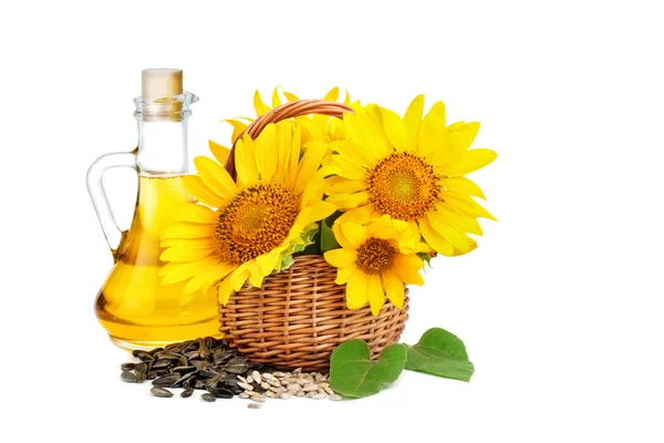 Hermosas flores de girasoles en una cesta rústica y aceite de girasol sobre un fondo blanco . —  Fotos de Stock