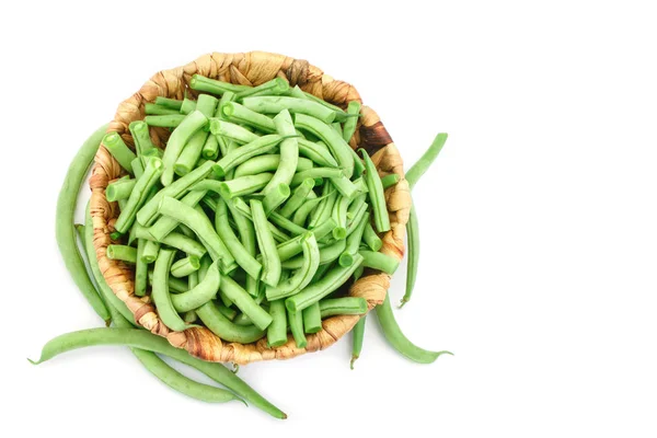 バスケット白い背景の上に新鮮な緑の豆. — ストック写真