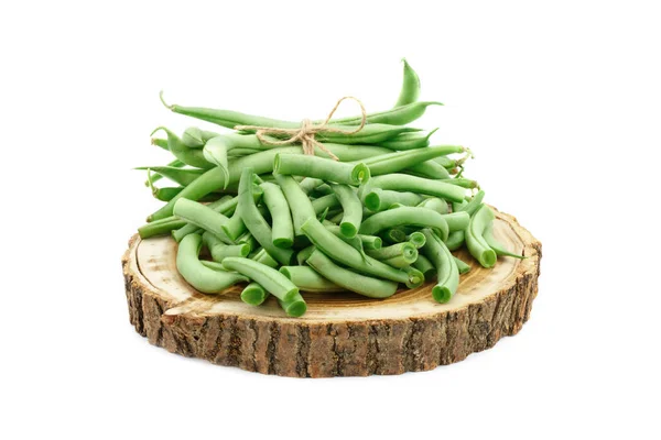 Verse groene bonen zijn op een houten stomp. Een geïsoleerde object. — Stockfoto