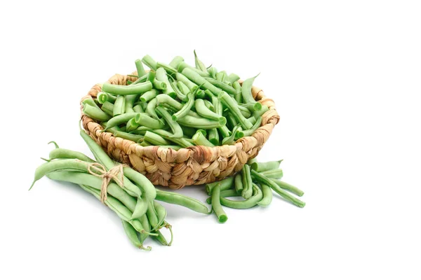 Verse groene bonen in een mandje op een witte achtergrond. — Stockfoto