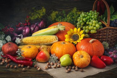 Mutlu Şükran günü arka plan, Pumpkins, Mısır, meyve ve sonbahar yaprakları ile süslenmiş ahşap masa.