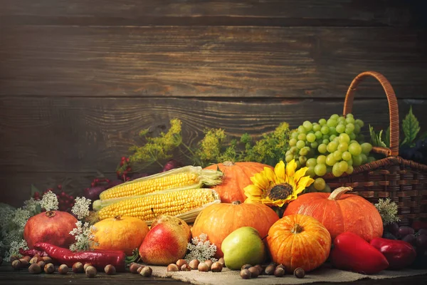 Mutlu Şükran günü arka plan, Pumpkins, Mısır, meyve ve sonbahar yaprakları ile süslenmiş ahşap masa.