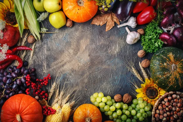 Happy Thanksgiving Day achtergrond, een tabel versierd met herfst bladeren, pompoenen en maïs. — Stockfoto