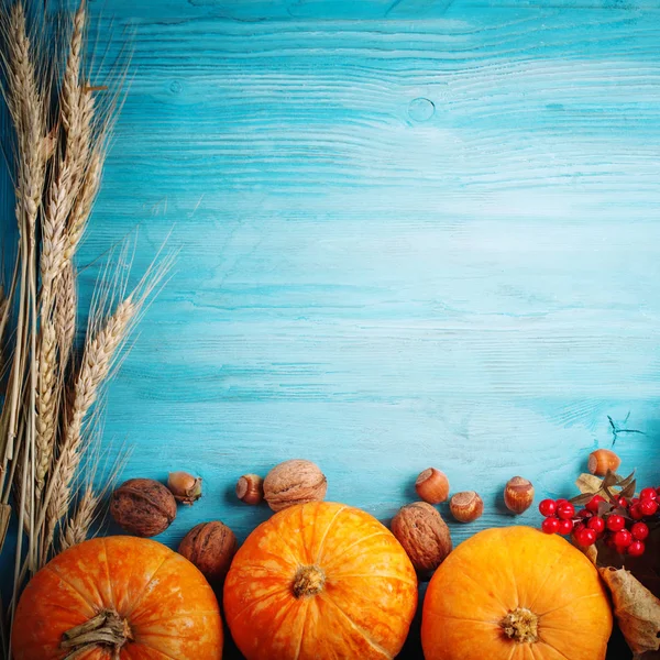 Een tabel versierd met pompoenen, oogstfeest, Happy Thanksgiving. — Stockfoto