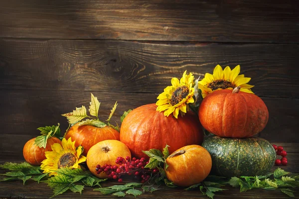 Ευτυχής ημέρα των ευχαριστιών, ξύλινο τραπέζι, φόντο με λαχανικά, φρούτα και το φθινόπωρο τα φύλλα. Φθινοπωρινό φόντο. — Φωτογραφία Αρχείου