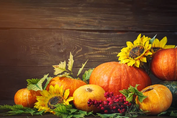 Happy Thanksgiving Day background, wooden table, decorated with vegetables, fruits and autumn leaves. Autumn background. — Stock Photo, Image