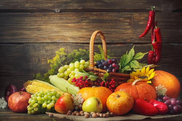 Happy Thanksgiving Day achtergrond, houten tafel, versierd met groenten, fruit en herfstbladeren. Herfst achtergrond. — Stockfoto