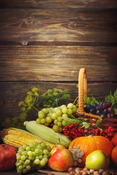 Happy Thanksgiving Day achtergrond, houten tafel, versierd met groenten, fruit en herfstbladeren. Herfst achtergrond. — Stockfoto