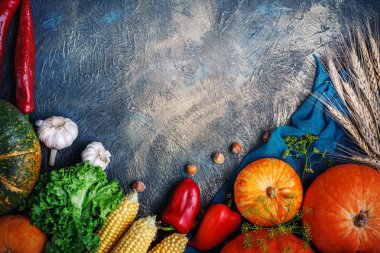 Tablo, sebze ve meyve ile dekore edilmiştir. Hasat Festivali, Şükran günün kutlu olsun.