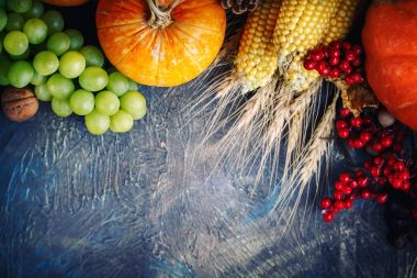Tablo, sebze ve meyve ile dekore edilmiştir. Hasat Festivali, Şükran günün kutlu olsun.