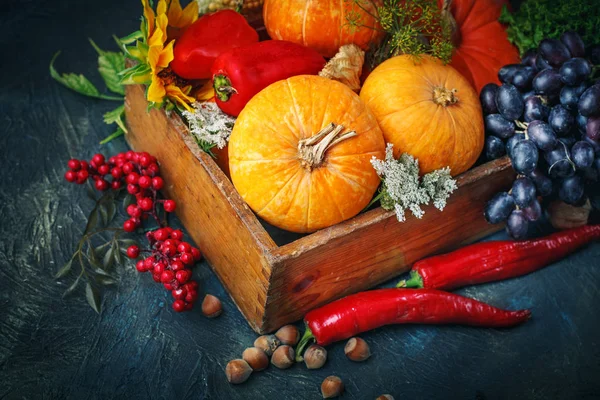 De tabel, versierd met groenten en fruit. Harvest Festival, Happy Thanksgiving. — Stockfoto