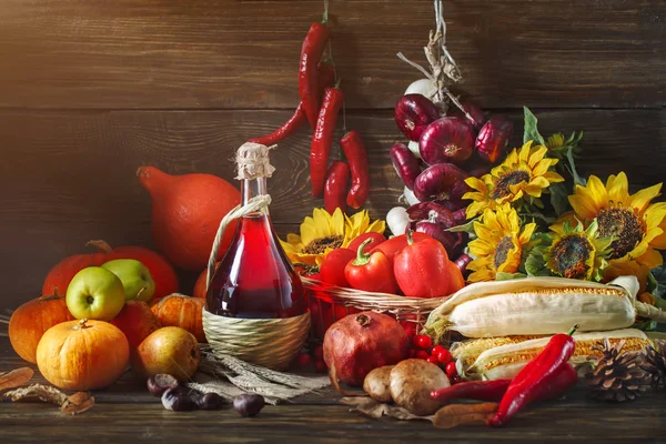 Happy Thanksgiving Day achtergrond, houten tafel, versierd met groenten, fruit en herfstbladeren. Herfst achtergrond. — Stockfoto