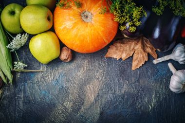 Tablo, sebze ve meyve ile dekore edilmiştir. Hasat Festivali, Şükran günün kutlu olsun.