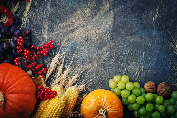 De tabel, versierd met groenten en fruit. Harvest Festival, Happy Thanksgiving. — Stockfoto