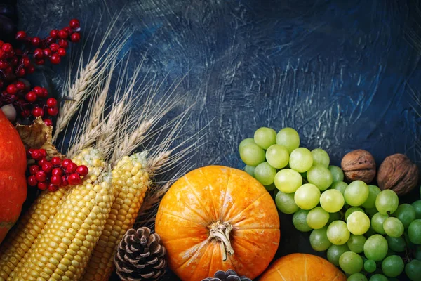 De tabel, versierd met groenten en fruit. Harvest Festival, Happy Thanksgiving. — Stockfoto