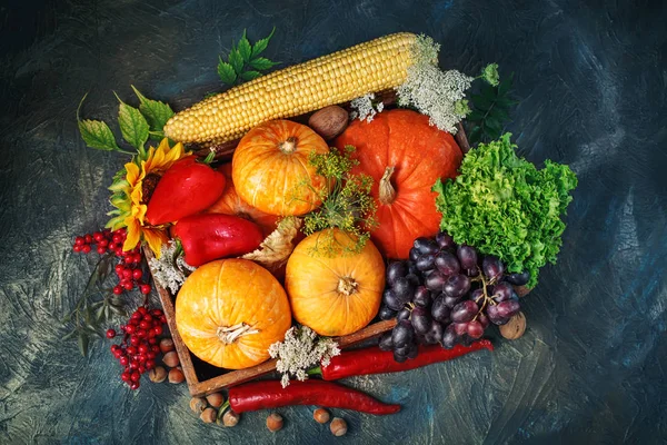 De tabel, versierd met groenten en fruit. Harvest Festival, Happy Thanksgiving. — Stockfoto