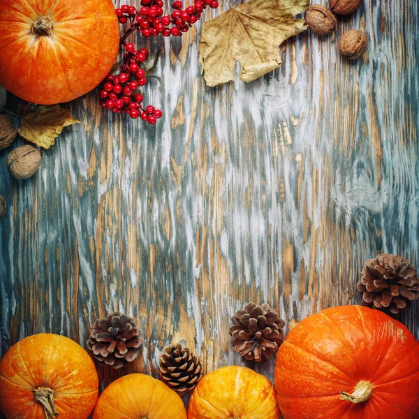 Een tabel versierd met pompoenen, oogstfeest, Happy Thanksgiving. — Stockfoto