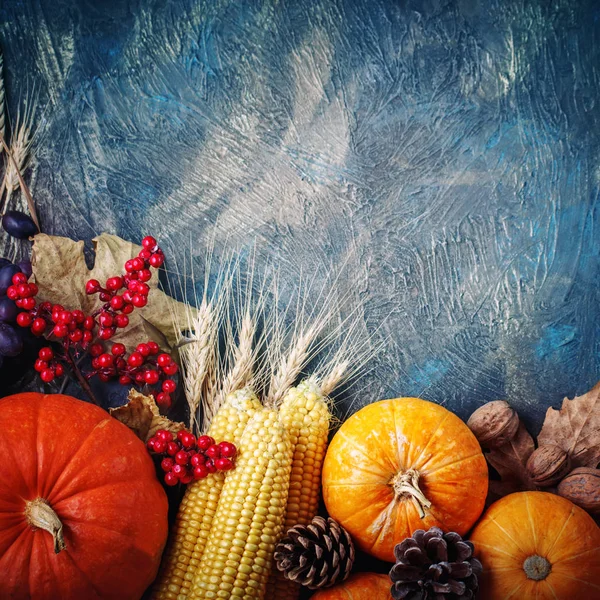 La mesa, decorada con verduras y frutas. Fiesta de la Cosecha, Feliz Día de Acción de Gracias . —  Fotos de Stock