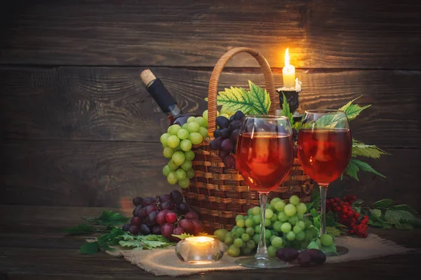 Korb mit frischen Trauben und einem Glas Wein auf einem Holztisch. Hintergrund Herbst. — Stockfoto