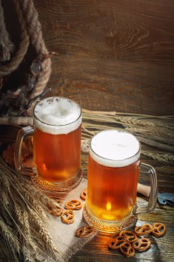 Ahşap bir masa üzerinde taze bira gözlük.