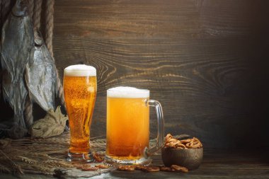 Bira ve ahşap bir masa üzerinde kurutulmuş balık gözlük.