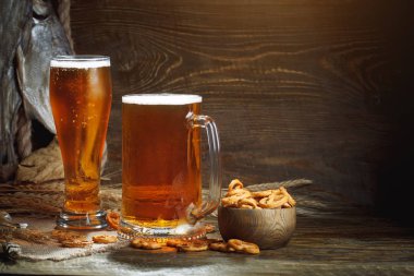 Bira ve ahşap bir masa üzerinde kurutulmuş balık gözlük.