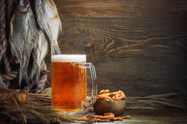 Bira ve ahşap bir masa üzerinde kurutulmuş balık gözlük.
