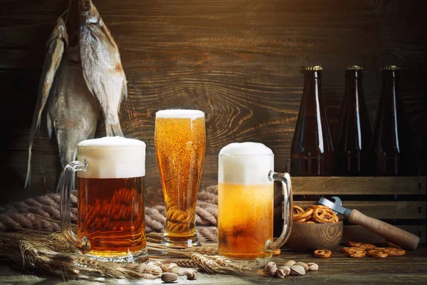 Bira ve ahşap bir masa üzerinde kurutulmuş balık gözlük.