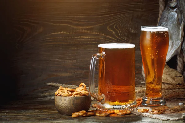 Bira ve ahşap bir masa üzerinde kurutulmuş balık gözlük.