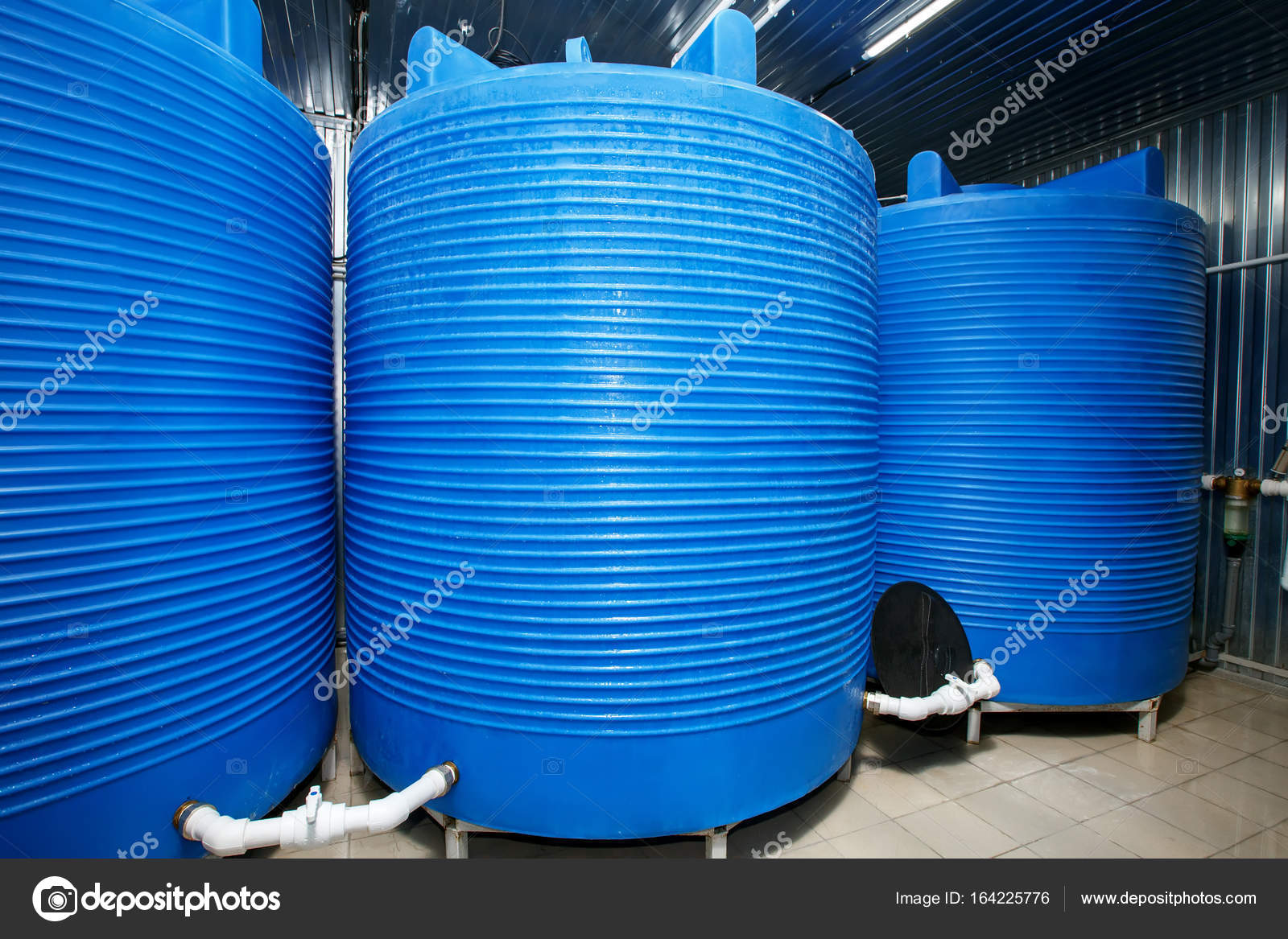 Contenedor industrial y techo azul de la construcción — Foto de stock