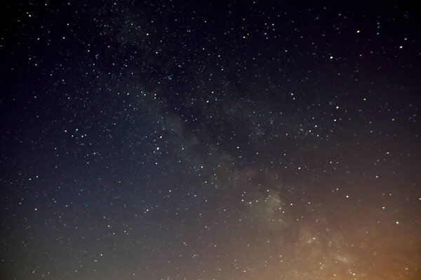 Ночное небо с множеством блестящих звезд
,
