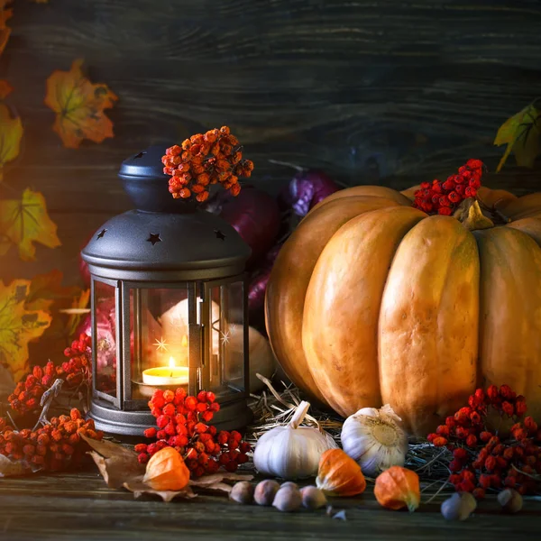 De houten tafel versierd met groenten, pompoenen en herfstbladeren. Herfst achtergrond. Schastlivy von Thanksgiving Day. — Stockfoto