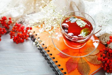 Fincan çay, Rowan ve ahşap masa üstünde not etmek. Sonbahar natürmort.