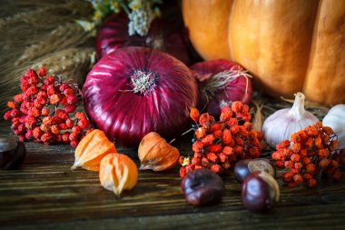 Ahşap masa sebze, kabak ve sonbahar yaprakları ile süslenmiş. Sonbahar arka plan. Schastlivy von Şükran günü.