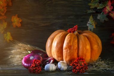 Ahşap masa sebze, kabak ve sonbahar yaprakları ile süslenmiş. Sonbahar arka plan. Schastlivy von Şükran günü.