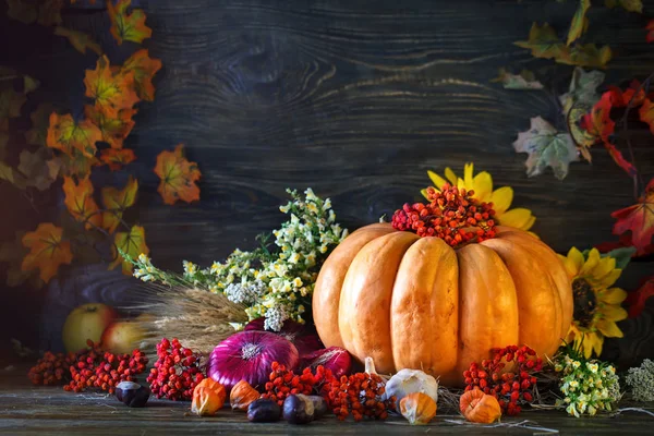De houten tafel versierd met groenten, pompoenen en herfstbladeren. Herfst achtergrond. Schastlivy von Thanksgiving Day. — Stockfoto
