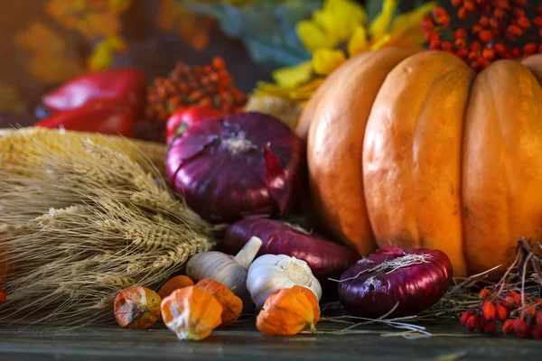 The wooden table decorated with vegetables, pumpkins and autumn leaves. Autumn background. Schastlivy von Thanksgiving Day. — Stock Photo, Image