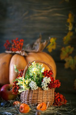 Ahşap masa vahşi kabaklar ve sonbahar yaprakları tarafından çiçeklerle süslenmiş. Sonbahar arka plan. Mutlu Şükran günü arka plan.